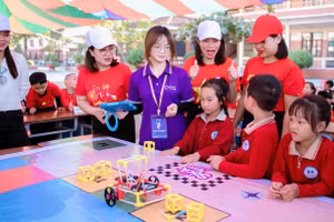 Học sinh Hải Phòng chăm chú và thích thú khi tham gia trải nghiệm cùng Robotics.