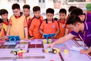 Học sinh chăm chú và thích thú khi tham gia trải nghiệm cùng Robotics.