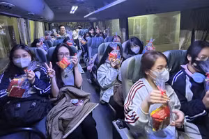 Sinh viên Trường ĐH Khoa học Xã hội và Nhân văn (ĐH Quốc gia Hà Nội) trên chuyến xe 0 đồng về quê ăn Tết.