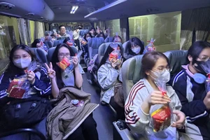 Sinh viên Trường ĐH Khoa học Xã hội và Nhân văn (ĐH Quốc gia Hà Nội) trên chuyến xe 0 đồng về quê ăn Tết.