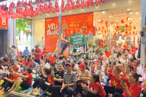 Trong những khán giả này, có rất nhiều người là học sinh, sinh viên xếp hàng xuyên đêm chờ xem A80. Ảnh: Lưu Hiệp.