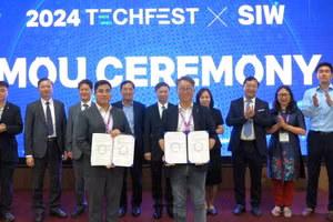 TS Nguyễn Trung Dũng và ông Park Dae Hee ký kết Biên bản ghi nhớ hợp tác giữa giữa Trung tâm kinh tế Sáng tạo và Đổi mới Daejeon (DCCEI) và Mạng lưới Đổi mới sáng tạo và Khởi nghiệp Đại học và Cao đẳng Việt Nam (VNEI).