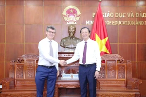 Buổi làm việc giữa Thứ trưởng Phạm Ngọc Thưởng với ông JonaThan Baker – Trưởng Đại diện UNESCO tại Việt Nam diễn ra thân tình, cởi mở.