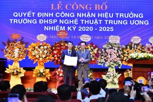 Thứ trưởng Bộ GD&ĐT Hoàng Minh Sơn (bên phải) trao Quyết định công nhận PGS.TS Lê Vinh Hưng là Hiệu trưởng Trường ĐH Sư phạm Nghệ thuật Trung ương nhiệm kỳ 2020 – 2025.