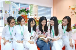 Giảng viên và sinh viên Học viện Nông nghiệp Việt Nam tại phòng đọc sách.