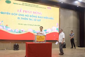 GS.TS Nguyễn Công Nghiệp – Phó Hiệu trưởng Trưởng thường trực và PGS.TS Hà Đức Trụ - Phó Hiệu trưởng Trường ĐH Kinh doanh và Công nghệ Hà Nội ủng hộ đồng bào các tỉnh miền Bắc bị thiên tai, lũ lụt.