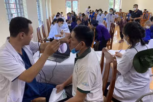 Cán bộ, giảng viên, sinh viên Học viện Y Dược học cổ truyền Việt Nam thực hiện khám miễn phí cho người dân.