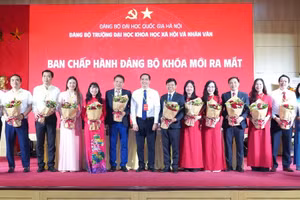 Ban chấp hành Đảng bộ Trường Đại học Khoa học Xã hội và Nhân văn nhiệm kỳ 2025-2030 ra mắt Đại hội.