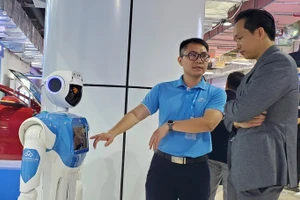 Trải nghiệm robot của du khách tại Triển lãm quốc tế Đổi mới sáng tạo Việt Nam 2023. Ảnh: Tô Hà/Báo Nhân dân.