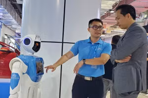Trải nghiệm robot của du khách tại Triển lãm quốc tế Đổi mới sáng tạo Việt Nam 2023. Ảnh: Tô Hà/Báo Nhân dân.
