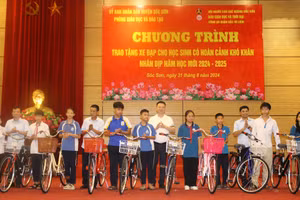 Nhà báo Triệu Ngọc Lâm – Tổng biên tập Báo Giáo dục và Thời đại và các nhà tài trợ trao tặng xe đạp cho học sinh THCS huyện Sóc Sơn (Hà Nội).