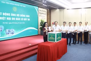 Cán bộ, giảng viên Học viện Nông nghiệp Việt Nam hưởng ứng lễ phát động phong trào ủng hộ đồng bào các tỉnh bị thiệt hại nặng nề do bão lũ.