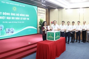 Cán bộ, giảng viên Học viện Nông nghiệp Việt Nam hưởng ứng lễ phát động phong trào ủng hộ đồng bào các tỉnh bị thiệt hại nặng nề do bão lũ.
