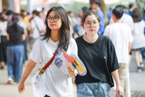 Thí sinh tham dự Ngày hội lựa chọn nguyện vọng xét tuyển 2025 - sáng 19/7.