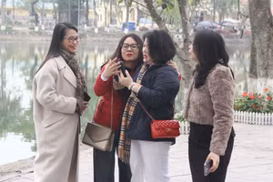 Các nữ cán bộ, đoàn viên công đoàn cơ quan Bộ GD&ĐT trao đổi kinh nghiệm nuôi dạy con, xây dựng gia đình hạnh phúc.