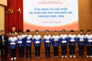 PGS.TS Kiều Văn Hoan – Phó Hiệu trưởng Trường ĐH Sư phạm Hà Nội tặng quà và gửi gắm niềm tin đến học sinh các đội tuyển.