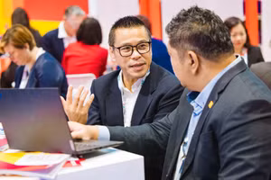 Nhiều cuộc gặp gỡ, trao đổi đang diễn ra sôi động tại gian trưng bày của đoàn Việt Nam.