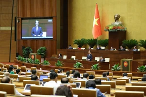 Bộ trưởng Bộ GD&ĐT Nguyễn Kim Sơn trả lời chất vấn các đại biểu Quốc hội - chiều 19/6.