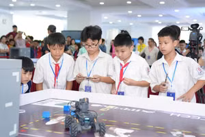Các thí sinh chăm chú điều khiển robot vượt qua nhiều địa hình mô phỏng.