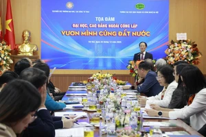 GS.TS Nguyễn Công Nghiệp – Phó Hiệu trưởng phụ trách Trường Đại học Kinh doanh và Công nghệ Hà Nội trao đổi tại Tọa đàm “Đại học, cao đẳng ngoài công lập vươn mình cùng đất nước” - ngày 26/12.