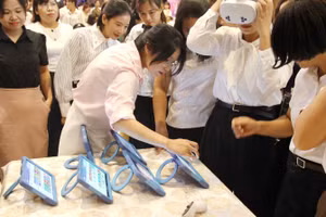 Hướng dẫn giáo viên trải nghiệm lớp học thông minh.