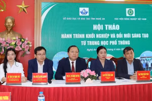 Các chuyên gia, diễn giả chia sẻ kinh nghiệm và "truyền lửa" đam mê khởi nghiệp cho học sinh THPT của tỉnh Nghệ An.