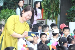 Cô - trò Trường tiểu học Vĩnh Tuy (Vĩnh Hưng, Hà Nội).