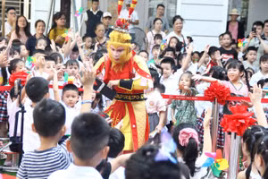 'Tề Thiên Đại Thánh – Tôn Ngộ Không' bất ngờ xuất hiện, tặng quà cho học sinh lớp 1.