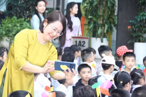 Cô - trò trường tiểu học Vĩnh Tuy (Vĩnh Hưng, Hà Nội).