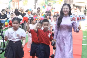 Cô - trò Trường tiểu học Vĩnh Tuy (Vĩnh Hưng, Hà Nội).