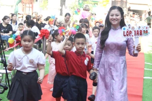 Cô - trò Trường tiểu học Vĩnh Tuy (Vĩnh Hưng, Hà Nội).