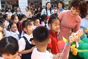 Giáo viên chủ nhiệm lớp 1A1, Trường tiểu học Vĩnh Tuy (Vĩnh Hưng, Hà Nội) ân cần chào đón các học trò nhí của mình.