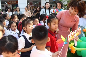 Giáo viên chủ nhiệm lớp 1A1 ân cần chào đón các học trò nhí của mình.