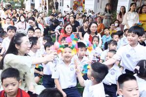 Cô - trò Trường tiểu học Vĩnh Tuy (Vĩnh Hưng, Hà Nội).