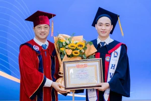 PGS.TS Phạm Văn Thuần – Giám đốc Học viện Quản lý giáo dục tặng Giấy khen cho tân cử nhân Phạm Văn Tuấn.