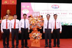 Thay mặt Đảng ủy Bộ GD&ĐT, Thứ trưởng Hoàng Minh Sơn tặng hoa chúc mừng Đại hội. 