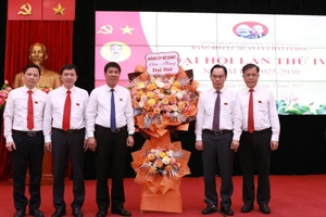 Thay mặt Đảng ủy Bộ GD&ĐT, Thứ trưởng Hoàng Minh Sơn tặng hoa chúc mừng Đại hội.