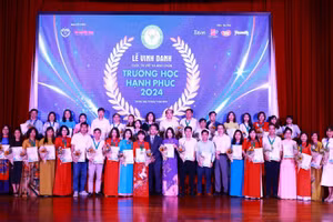 Ban Tổ chức vinh danh Top 100 trường học hạnh phúc 2024.