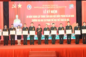 Nhân dịp này, nhiều tập thể, cá nhân được vinh danh khen thưởng.