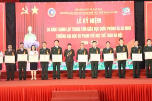 Nhân dịp này, nhiều tập thể, cá nhân được vinh danh khen thưởng.