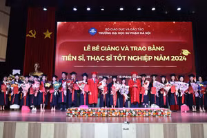 82 tân tiến sĩ được nhận bằng tốt nghiệp của Trường Đại học Sư phạm Hà Nội.