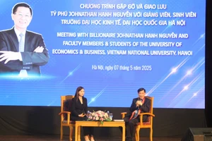 Tỷ phú Johnathan Hạnh Nguyễn giao lưu, chia sẻ với sinh viên Trường ĐH Kinh tế (ĐH Quốc gia Hà Nội).