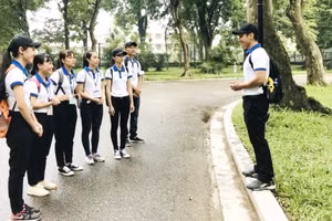 Sinh viên Trường ĐH Mở Hà Nội thực hành nghiệp vụ hướng dẫn du lịch tại điểm du lịch.