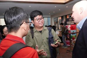 Nhà báo Bùi Ngọc Long phỏng vấn chuyên gia nước ngoài.