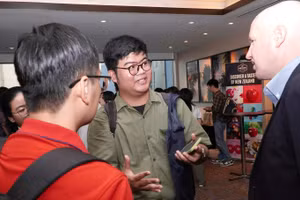 Nhà báo Bùi Ngọc Long phỏng vấn chuyên gia nước ngoài.