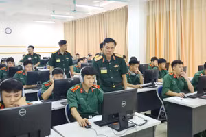 Trung tướng, GS.TS Phan Tùng Sơn - Giám đốc Học viện Hậu cùng Khóa 28, sĩ quan hậu cần cấp phân đội, trình độ đại học.