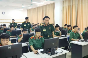 Trung tướng, GS.TS Phan Tùng Sơn - Giám đốc Học viện Hậu cùng Khóa 28, sĩ quan hậu cần cấp phân đội, trình độ đại học.
