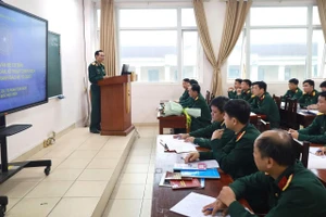 Trung tướng, GS, TS Phan Tùng Sơn giảng bài cho học viên Khoá 20 - Hoàn thiện cán bộ hậu cần cấp trung, sư đoàn.