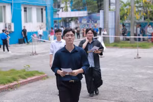 Thí sinh chuẩn bị bước vào phòng thi.