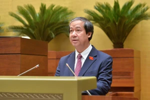 Bộ trưởng Nguyễn Kim Sơn thừa uỷ quyền của Thủ tướng Chính phủ trình bày Tờ trình dự thảo Nghị quyết của Quốc hội về phổ cập giáo dục mầm non cho trẻ em mẫu giáo từ 3 đến 5 tuổi.